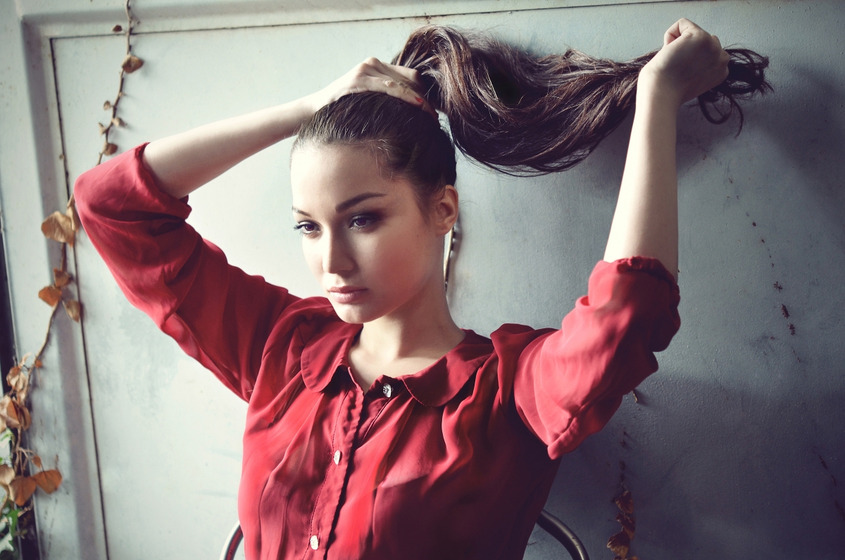 Red shirt beautiful long hair 4K