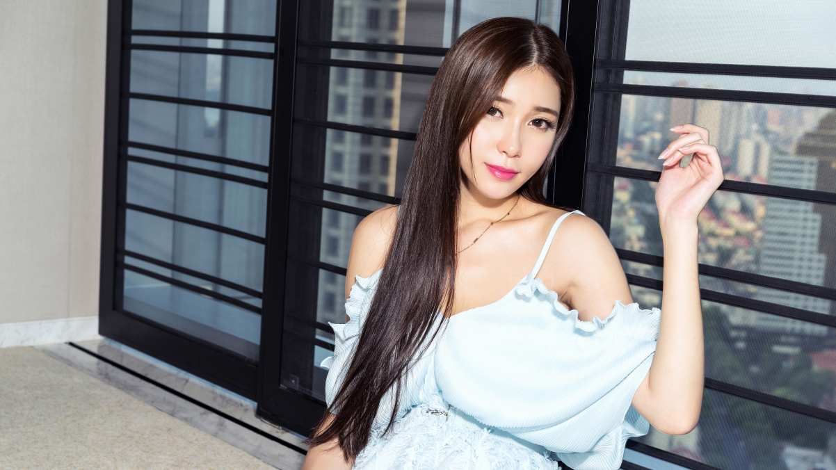 Beautiful girl with black hair and shoulders 4K wallpaper