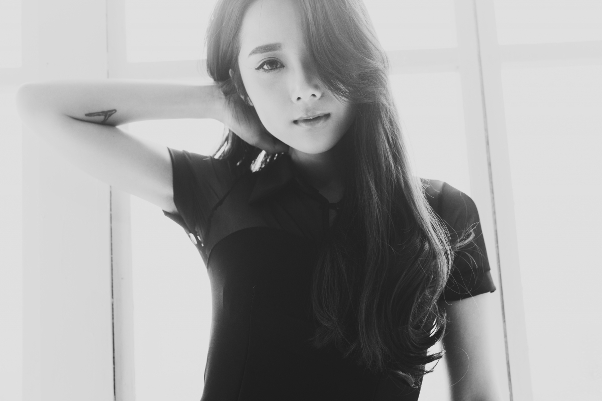 Black hair, black skirt, beauty, black and white