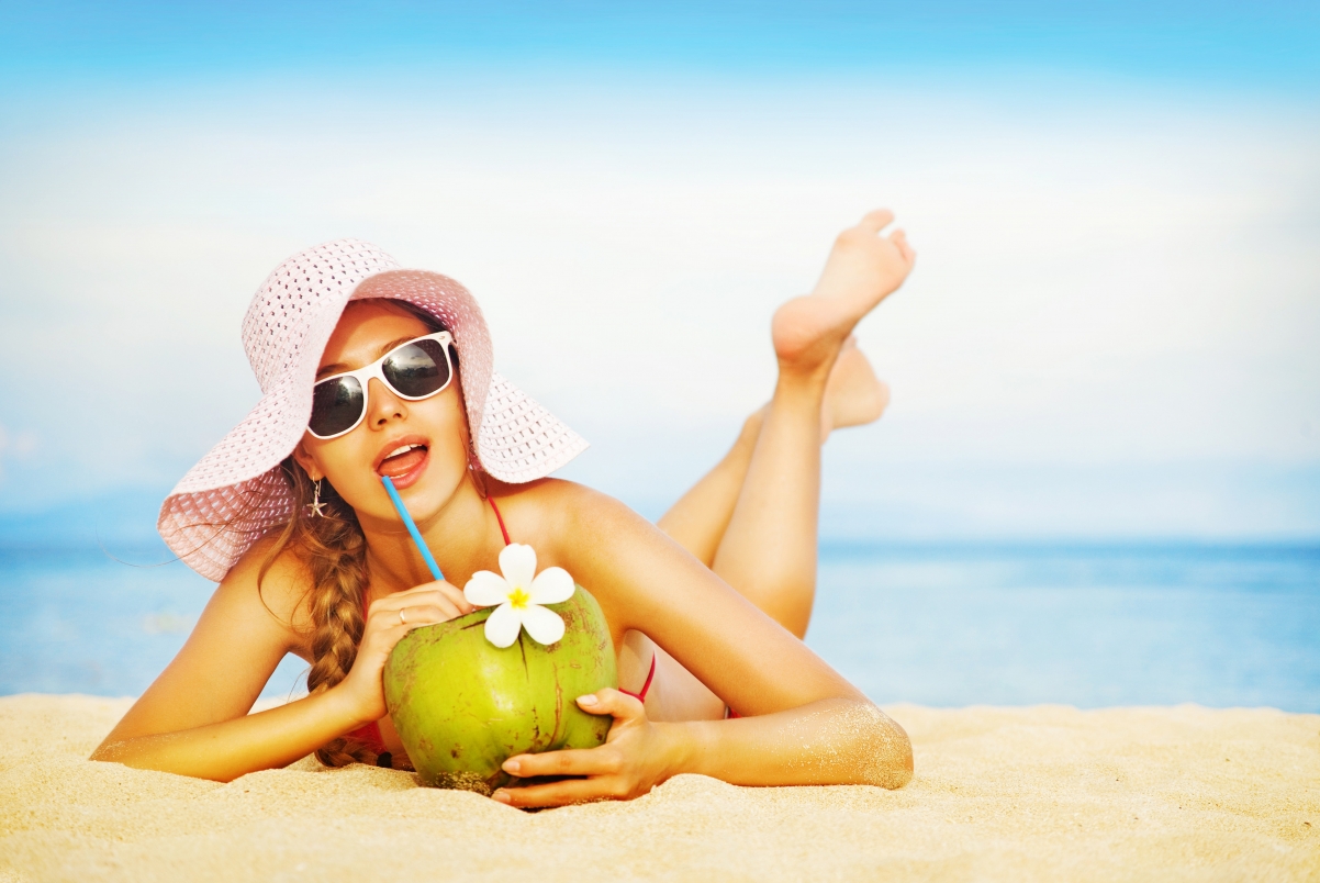 Beautiful girl on the beach 4K wallpaper picture