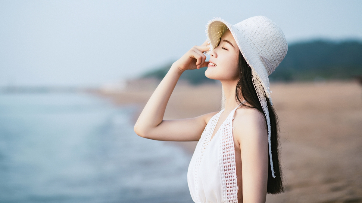 Pure beauty by the sea hat white