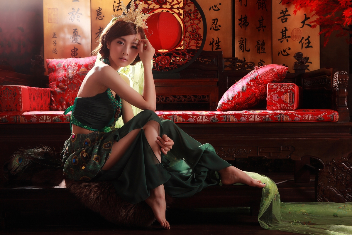 4k pictures of beautiful women in costume