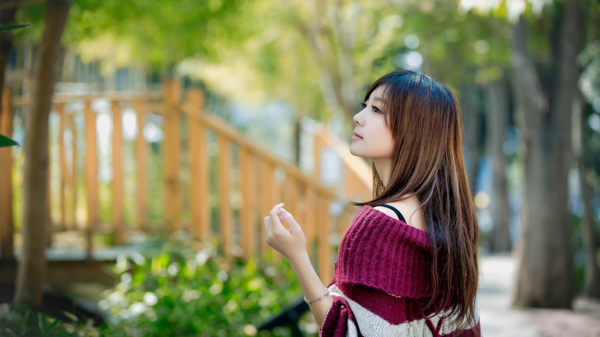 Pure beauty with long hair and strapless in the park