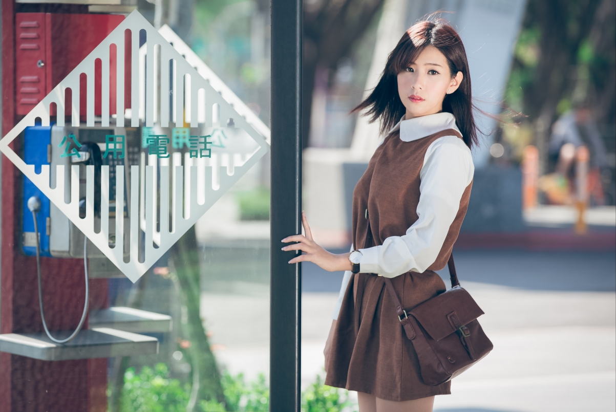 5k pictures of beautiful women in public telephone hall