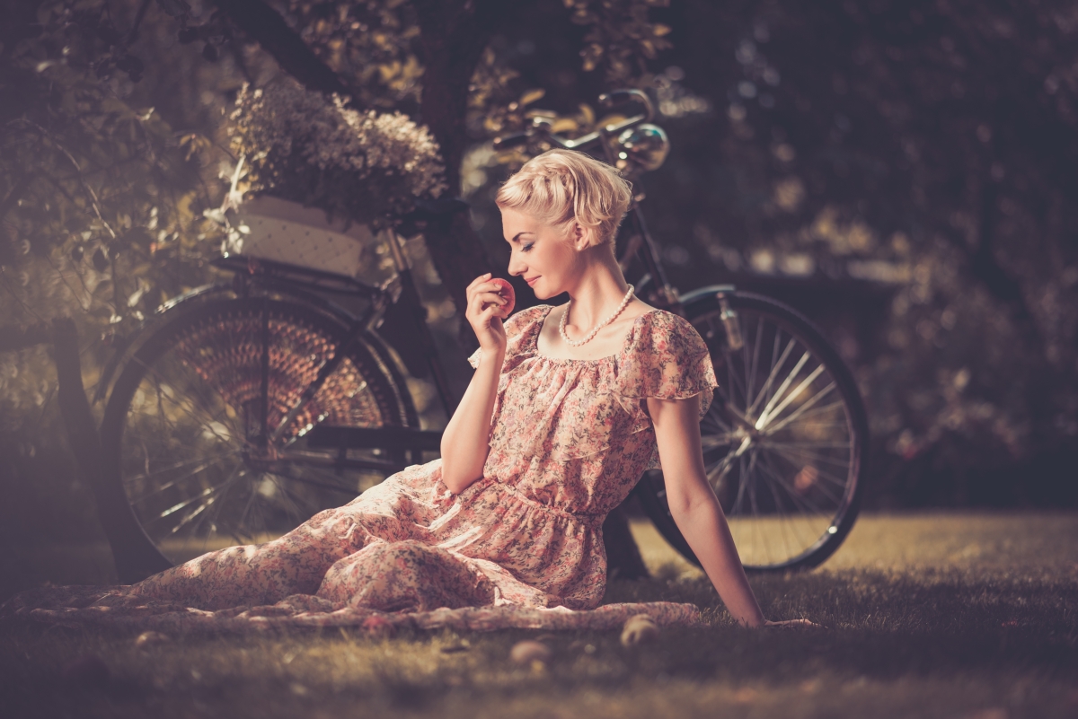 Retro blonde beauty 7K pictures