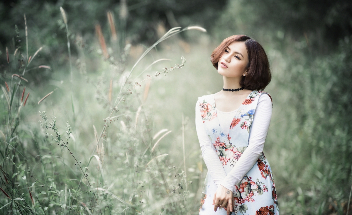 Short hair beauty outdoor photography 4K wall