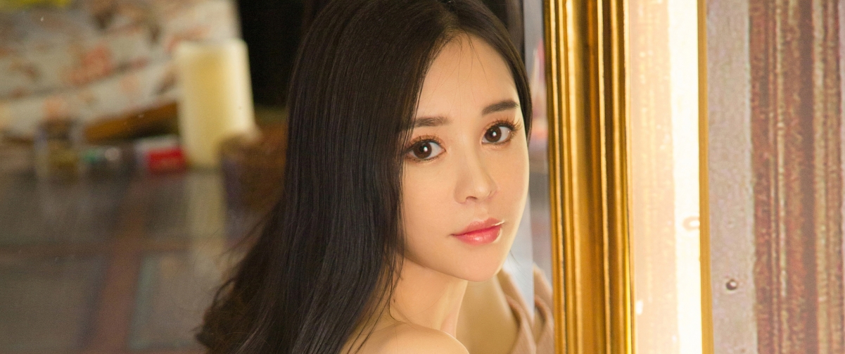 Du Xiaoyu beautiful model with long hair and seductive eyes