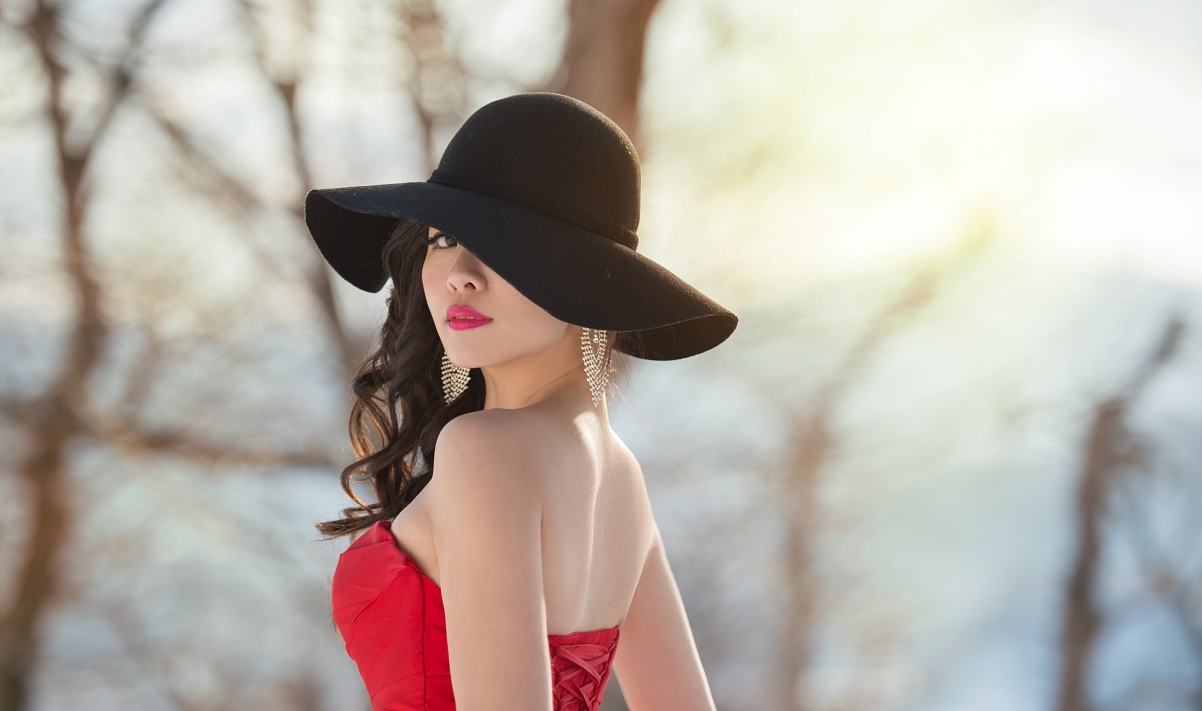 Beautiful woman in black hat in winter