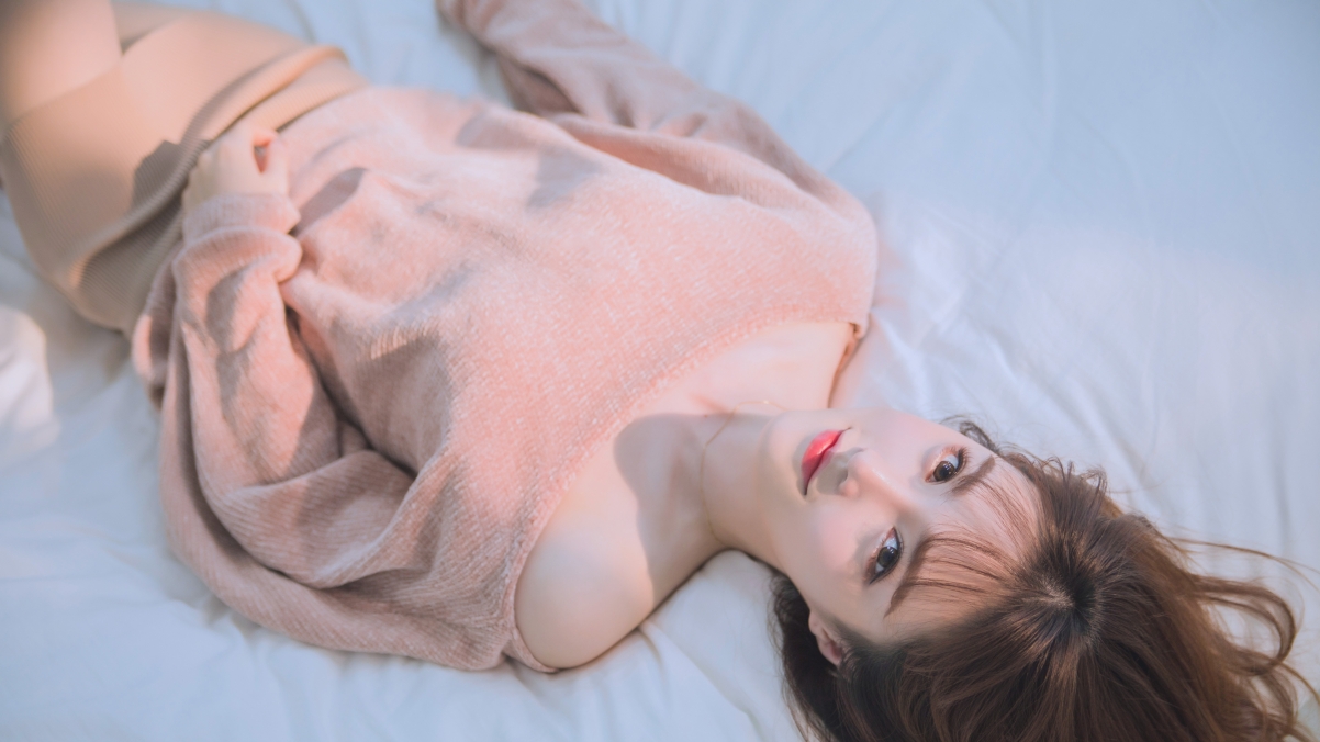 Bed literary beauty photo 4k wallpaper