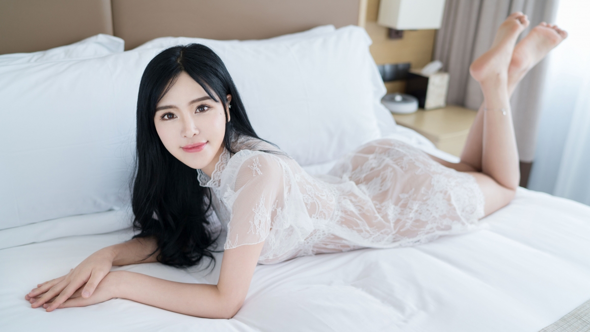 Beauty Liu Yuer in white gauze skirt on bed 4k