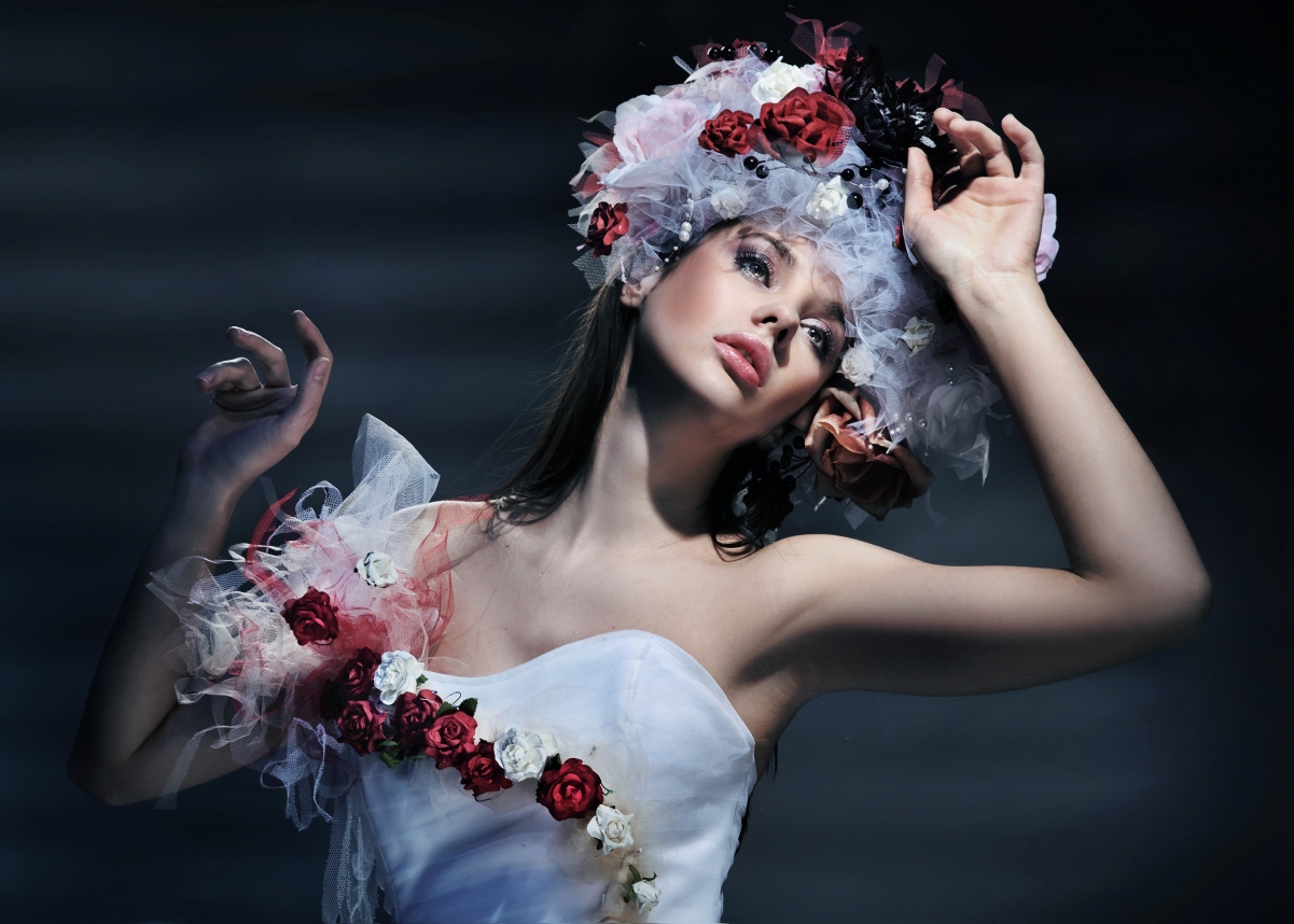 Young woman wearing spring clothes 4K wallpaper