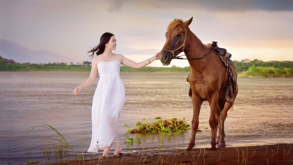 The girl in a white dress Mahu