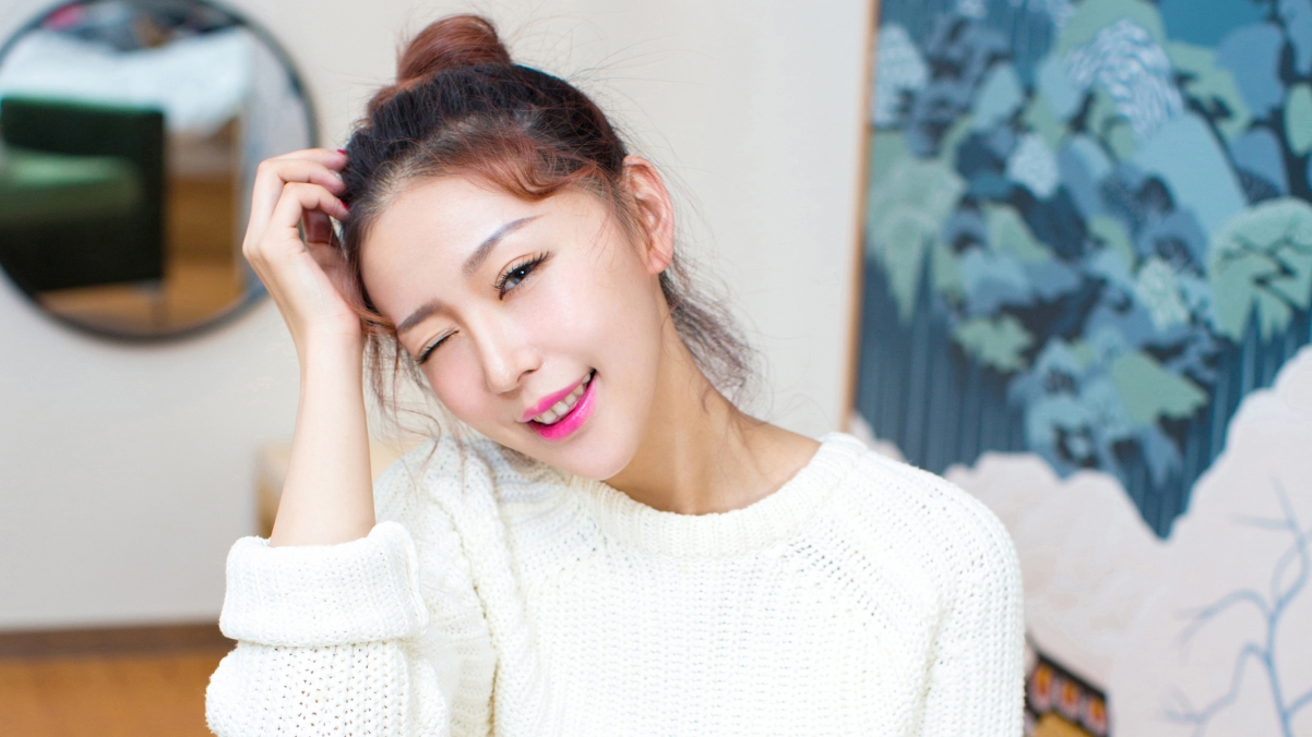 Beautiful woman in white sweater Liu Jiaqi 4k