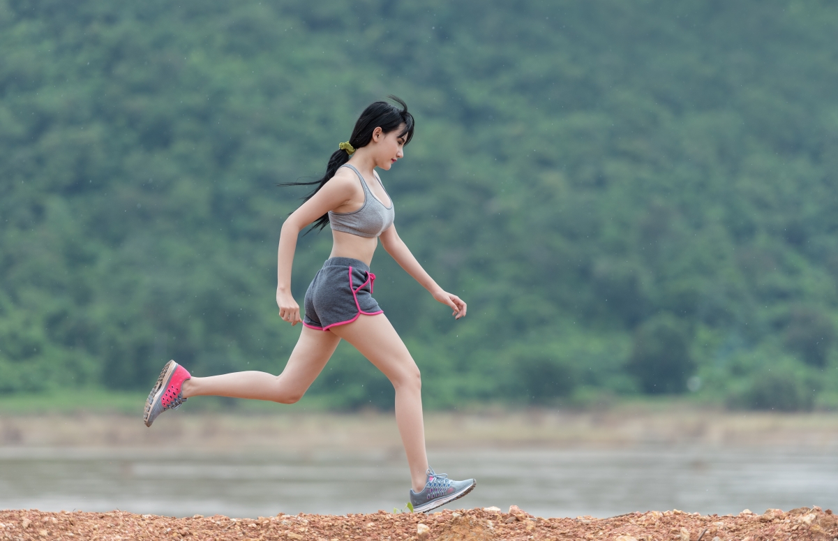 6K picture of a girl running in the morning