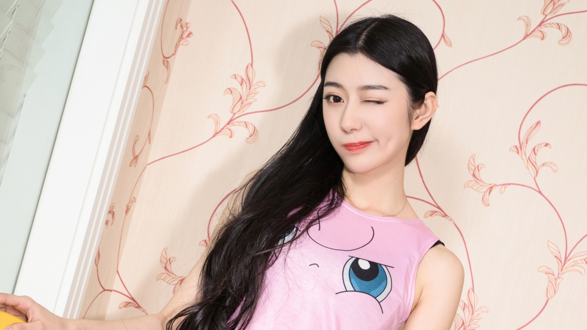 Cute beauty with one eye closed 4K