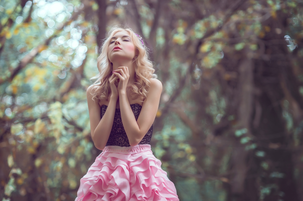 Beautiful Girl With Closed Eyes Praying 4K Wallpaper