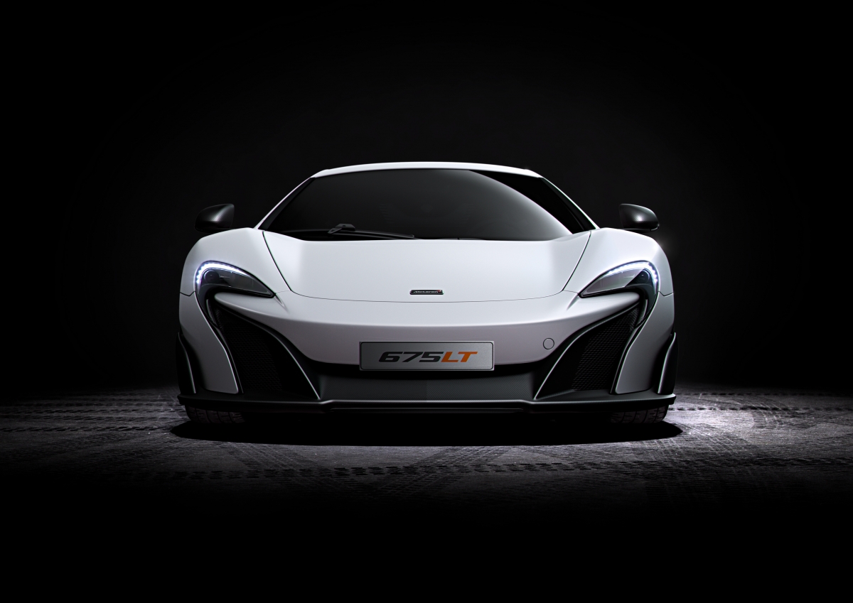 McLaren 675LT white sports car 4K