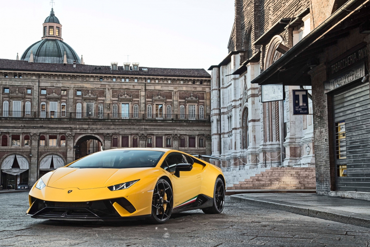 City scenery, yellow Lamborghini running