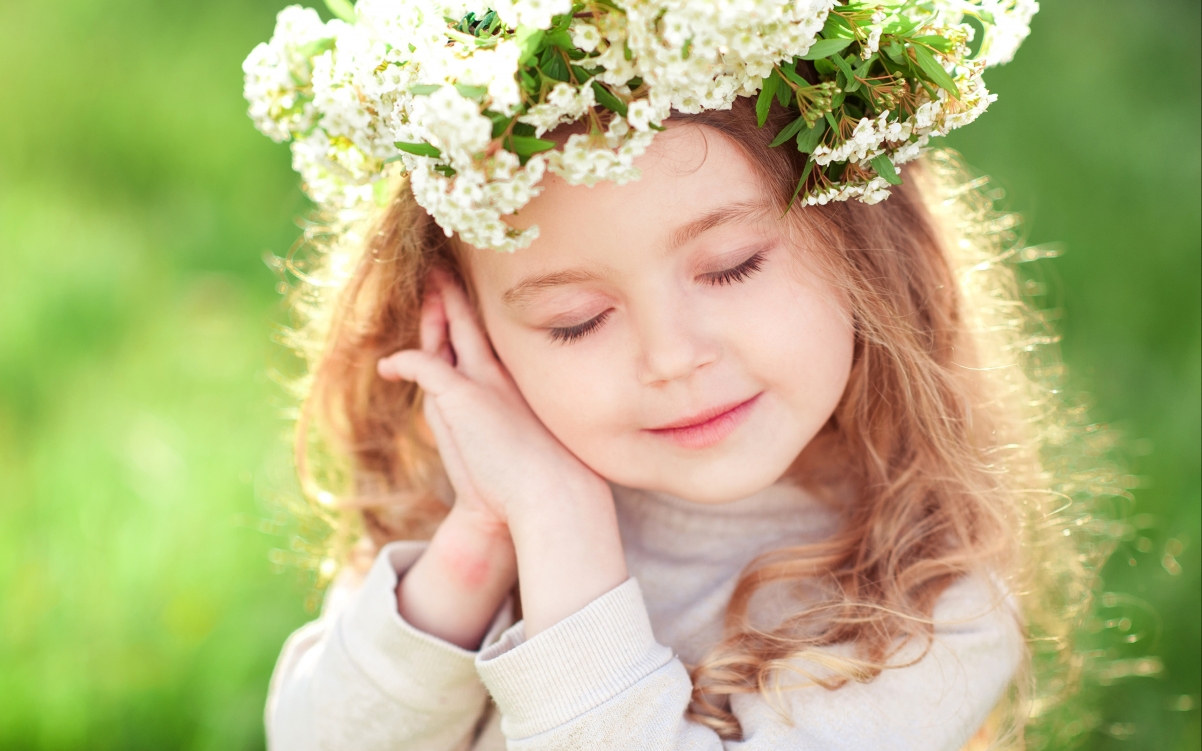 Brown hair, fashionable, little girl, wreath,