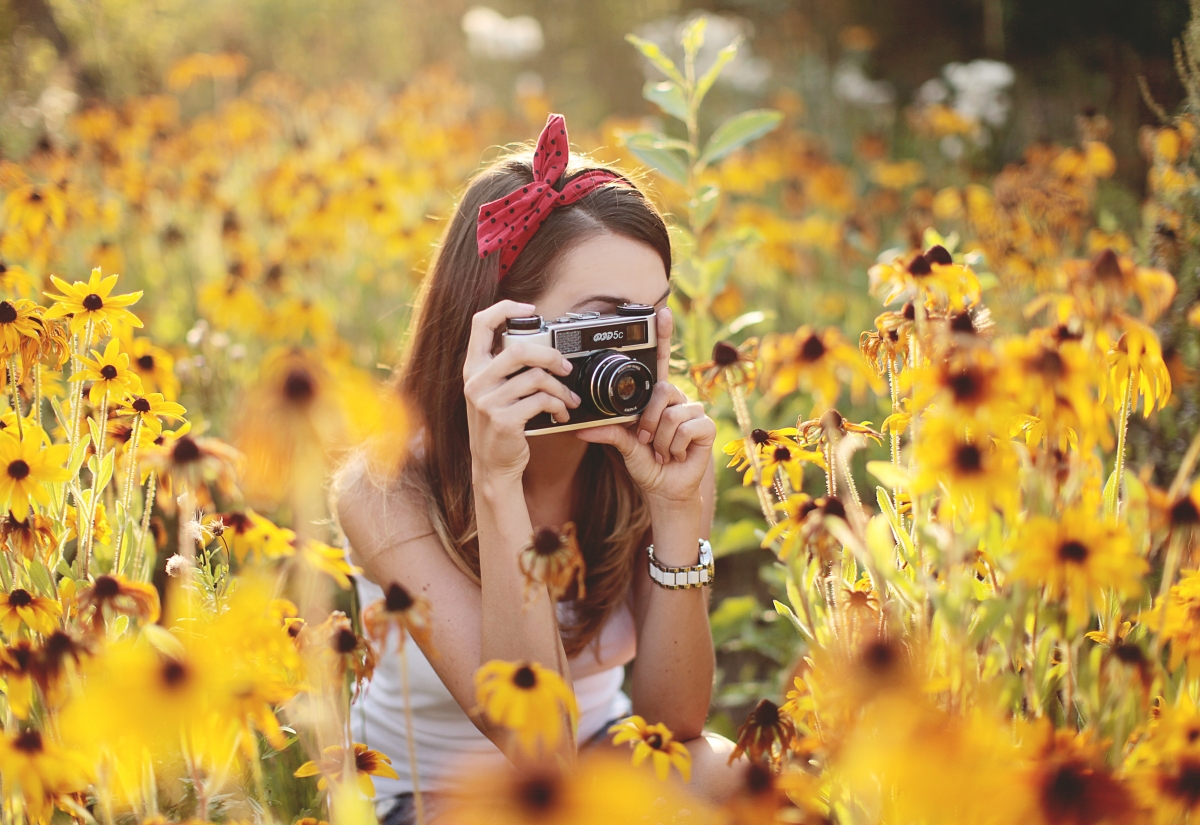 Field flowers girl camera photo