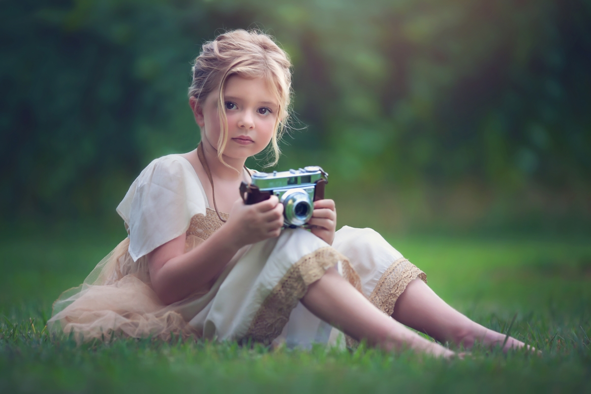 Little girl and camera 4K HD pictures