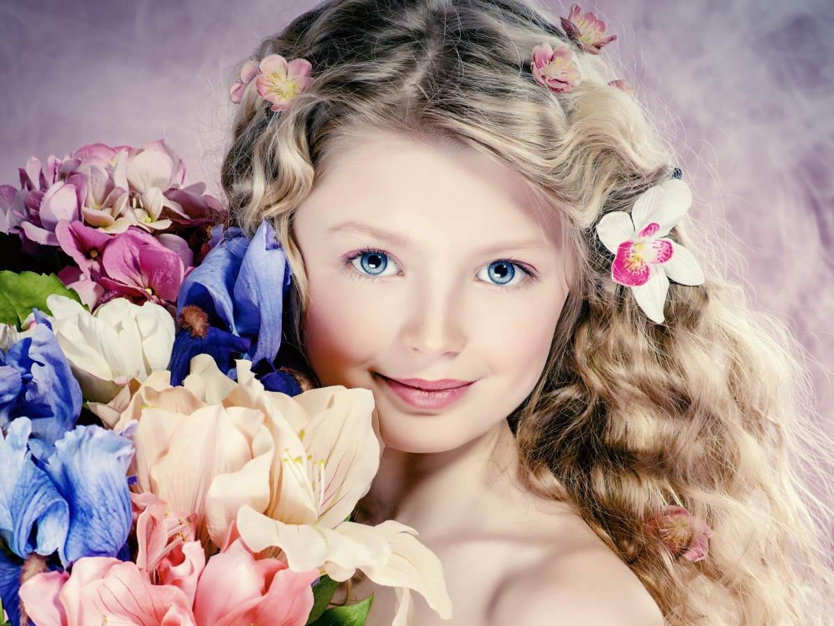 Little girl flower blue eyes head