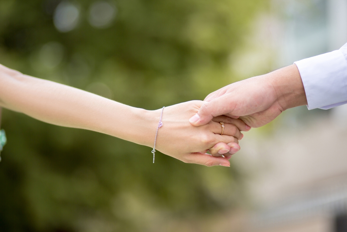 Hand in hand wedding photo 4K picture