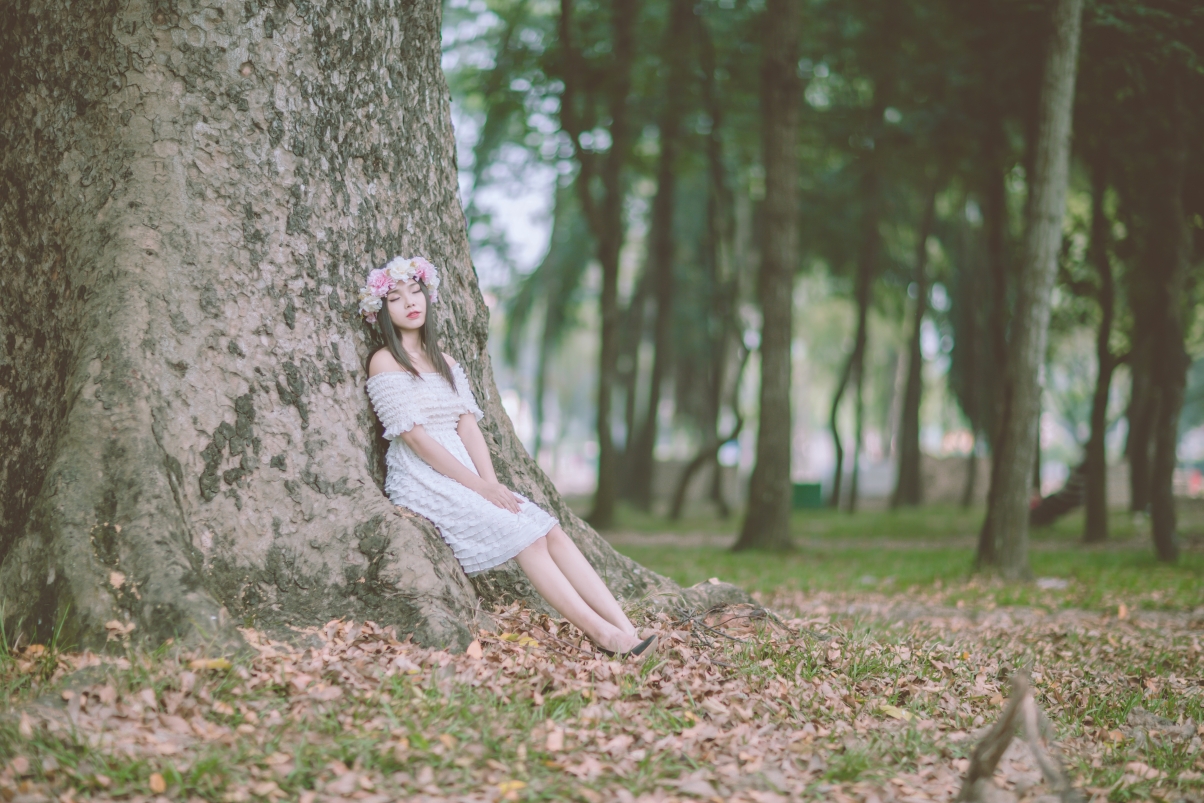 Forest big tree girl wreath self