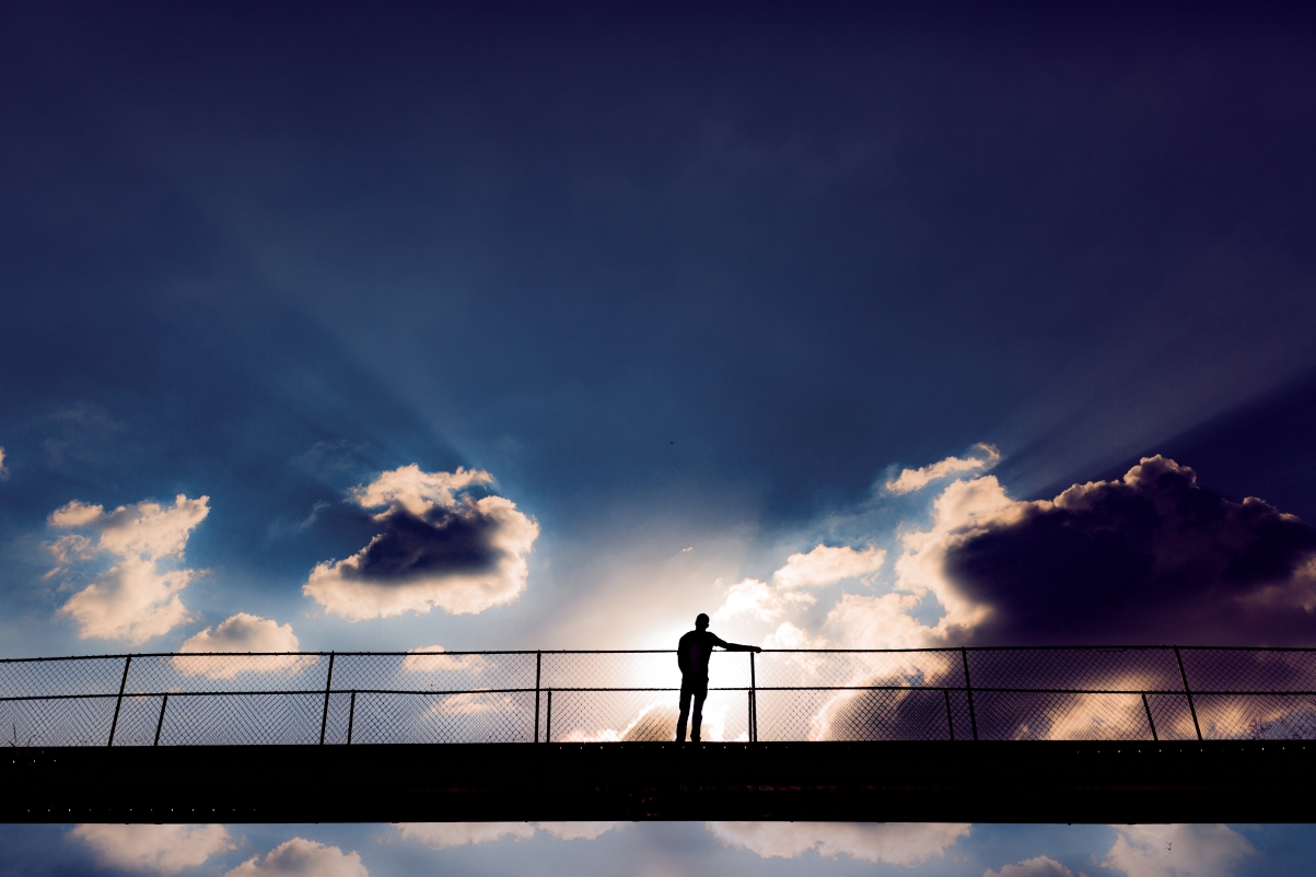 Photo of man free in the middle of the bridge
