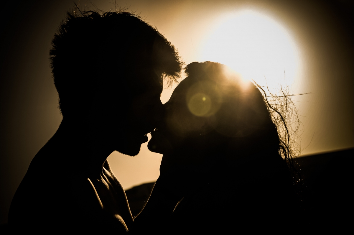 Young couple kissing 4k pictures