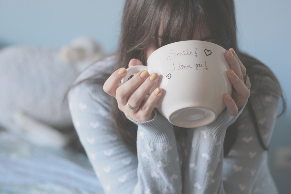 Girl hand cup 4k wallpaper