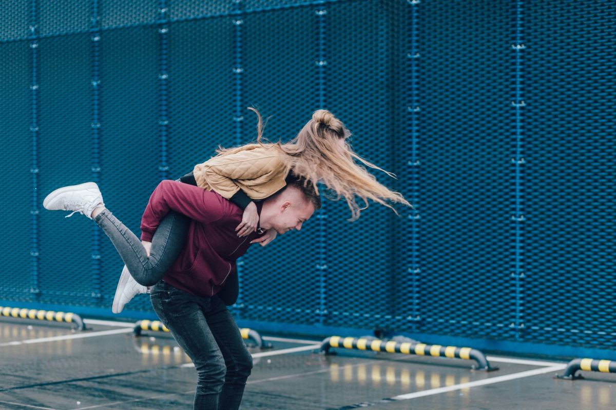 Man carrying woman cute character photo
