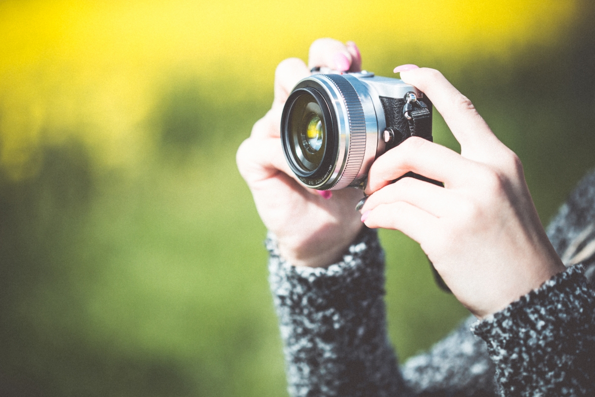 4k picture of a girl with a camera