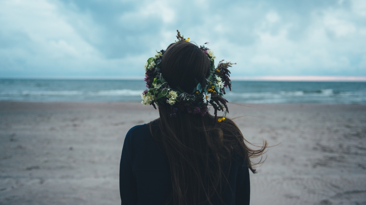 Seaside beach girl wreath 4K