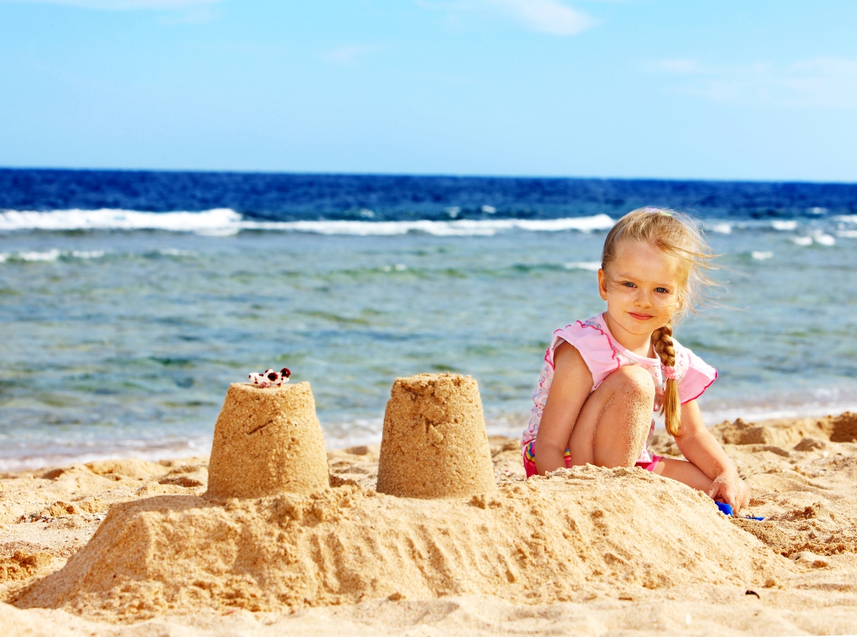 Little girl on the coast 4K picture