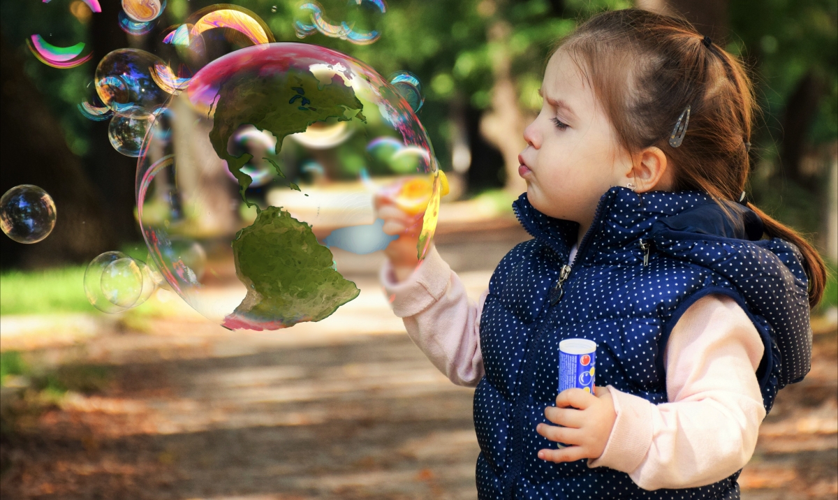 Soap bubble little girl 4k picture