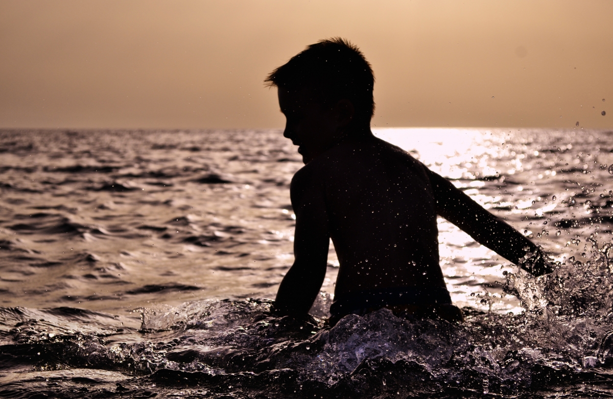 Child boy silhouette water 4k photo