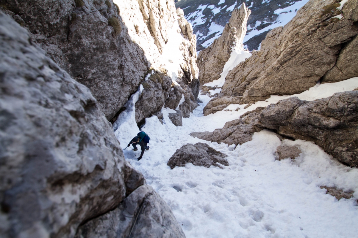 5K pictures of people climbing the snow mountain