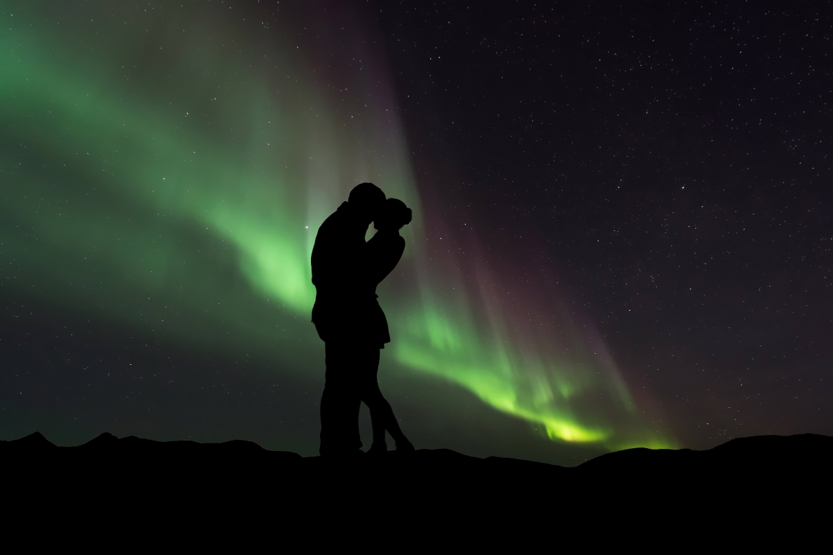 Silhouette couple lovers silhouette north pole