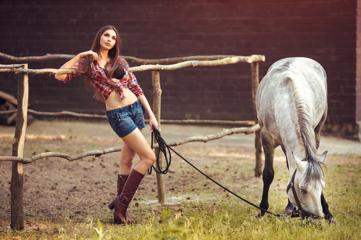 Grass fence girl shorts brown