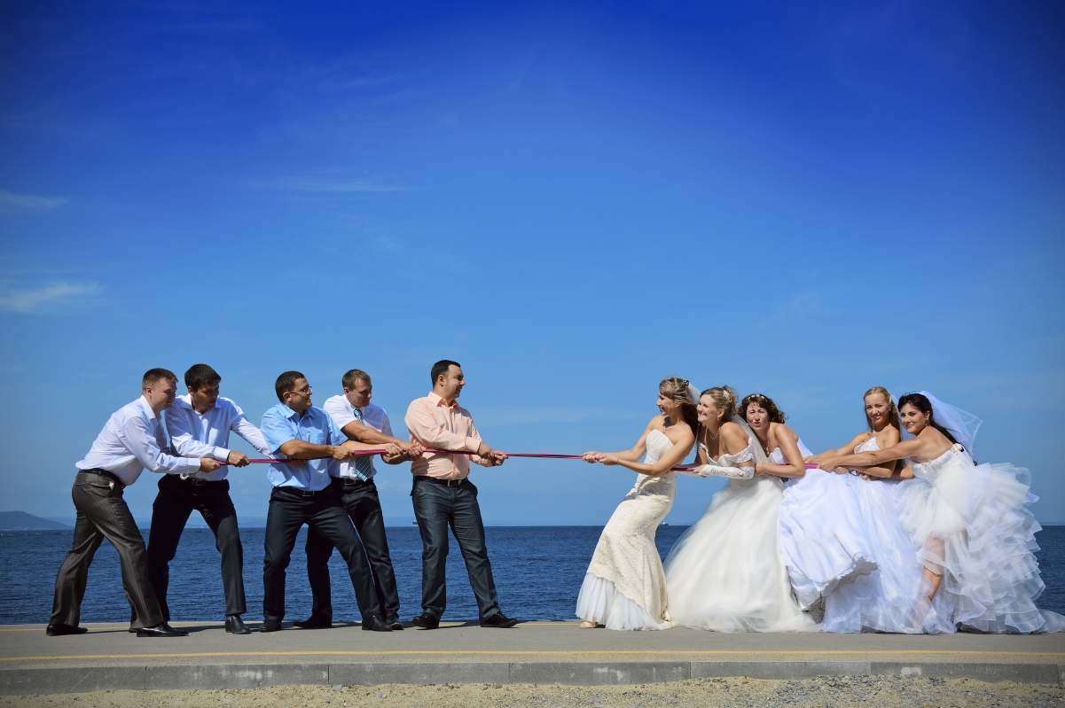 Pull rope wedding groom bride sea