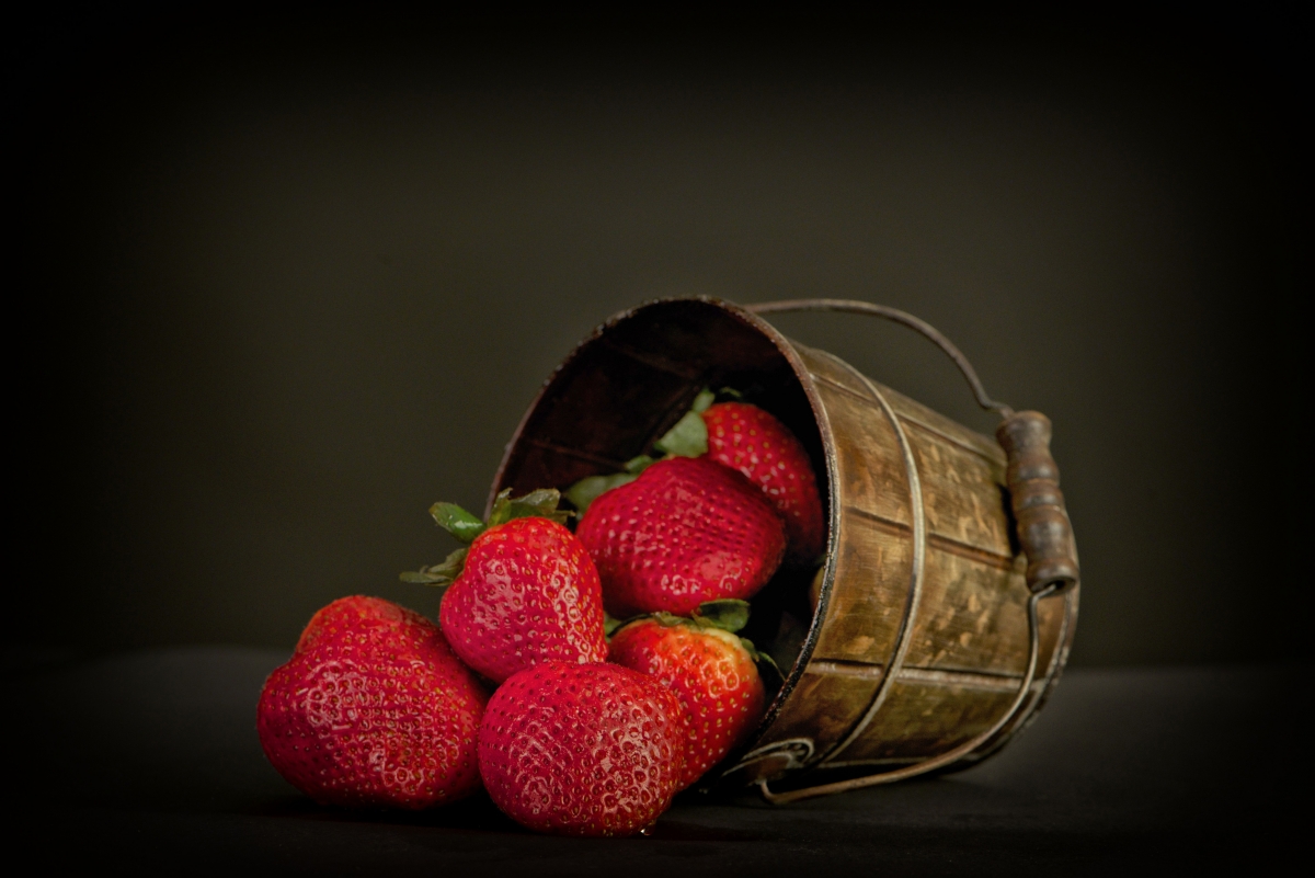Fruit red strawberry wooden barrel 4k wall