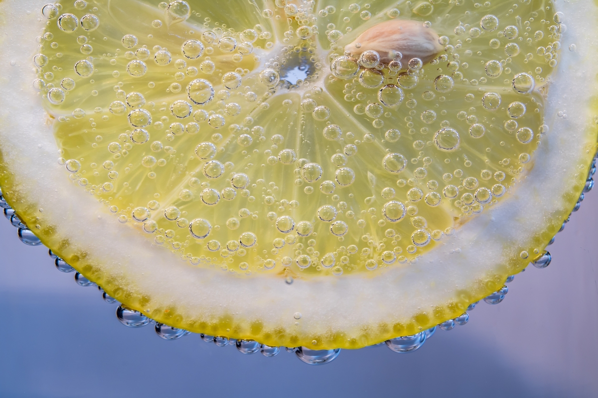 Lemon slices with small bubbles in water