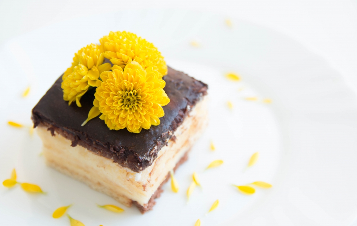 Yellow daffodils on the cake 5k picture