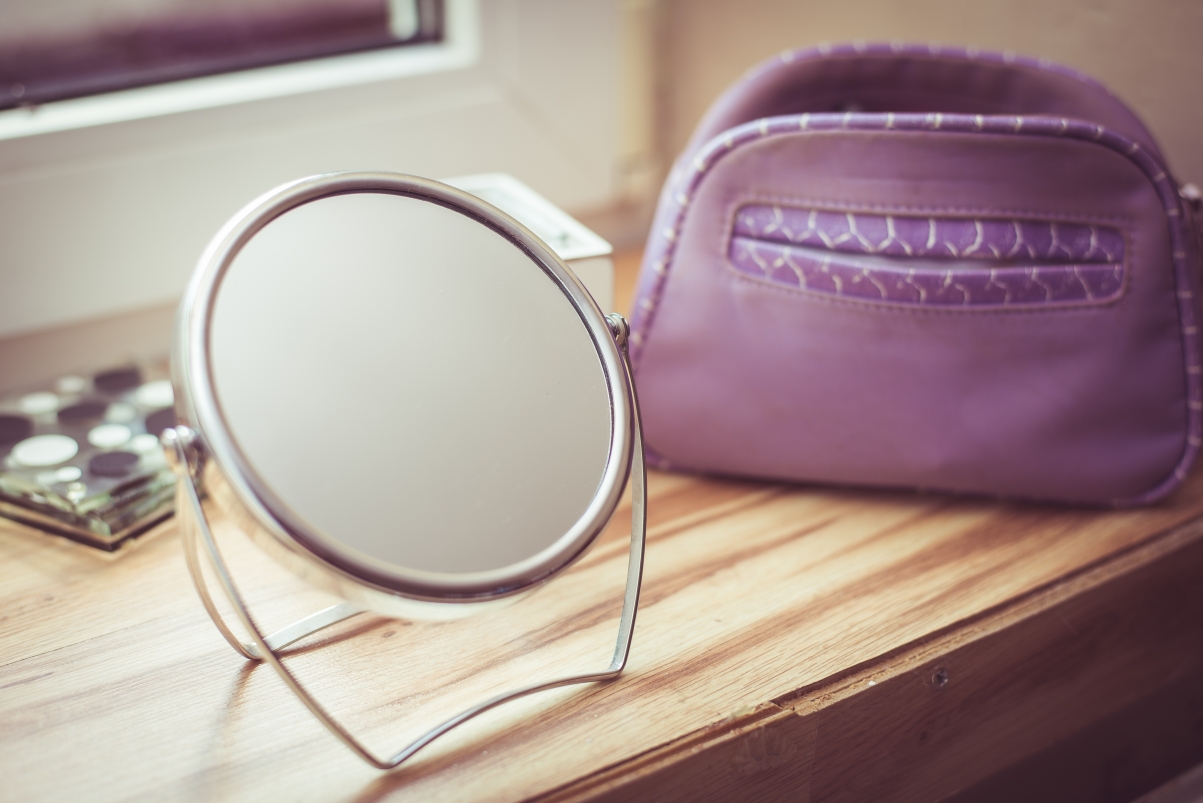 Mirror and bag picture on the dressing table