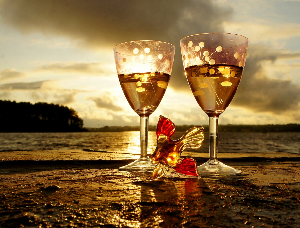 Two glasses of water 4k wallpaper illustration