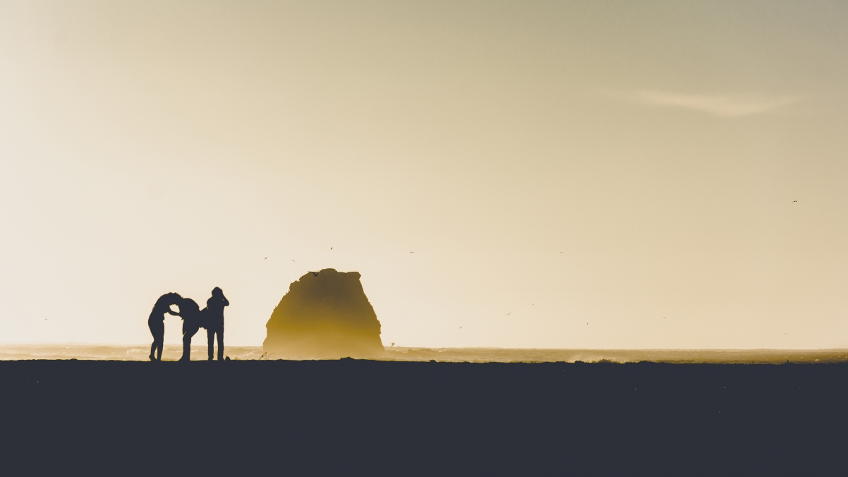 Seaside people landscape 4k wallpaper