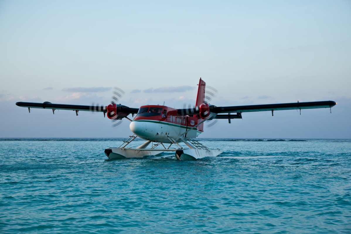Airplane Water Landing 5K Picture