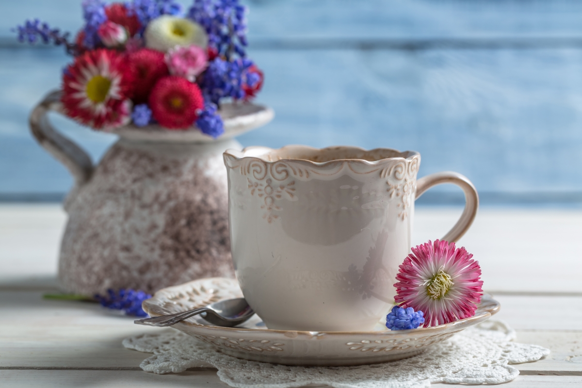 Table cup fresh flowers 4k picture