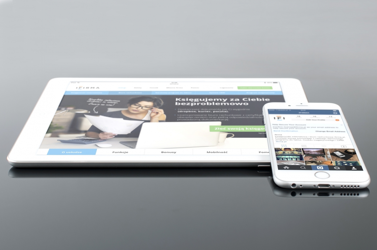 White apple tablet and hand